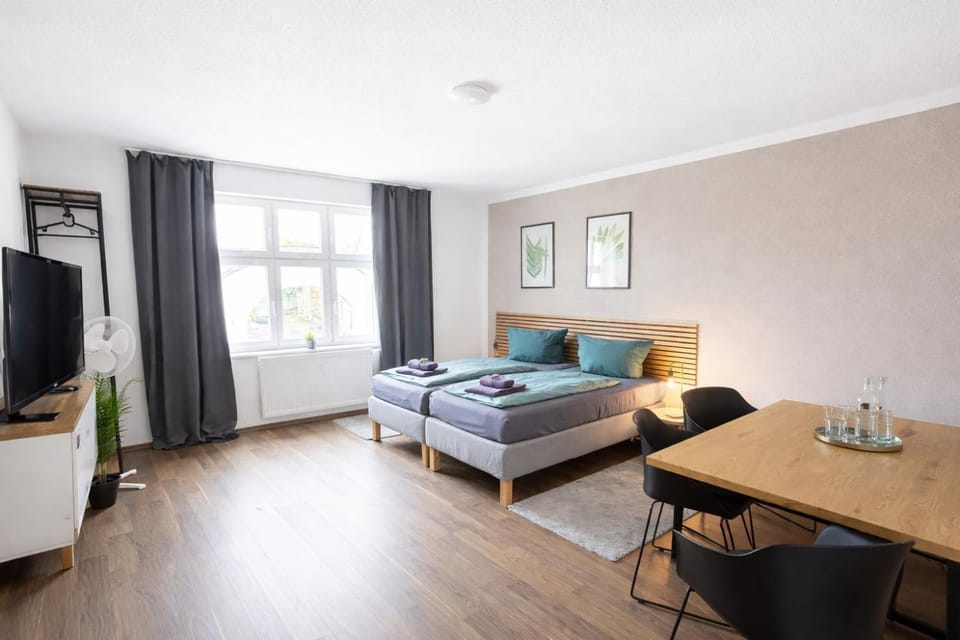 Bed, TV and multimedia, Seating area, Bedroom