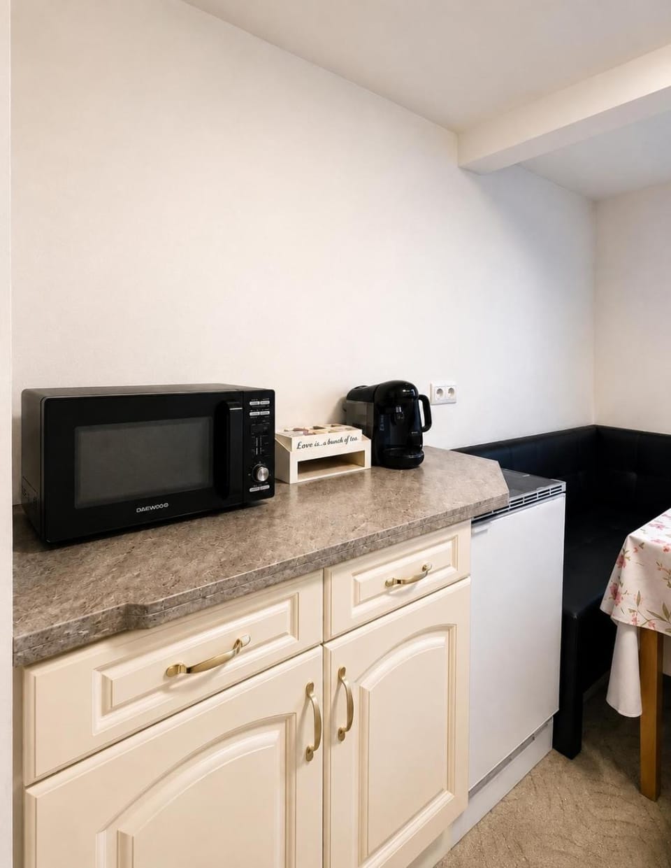 Kitchen or kitchenette, minibar