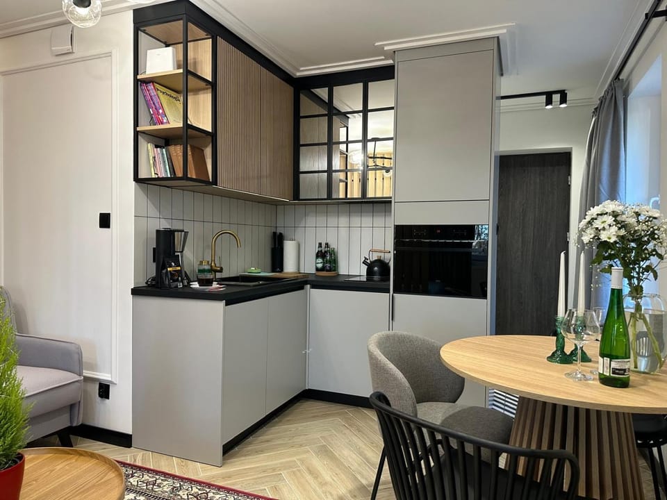 Coffee/tea facilities, Kitchen or kitchenette, Living room, Seating area, Dining area, oven, stove