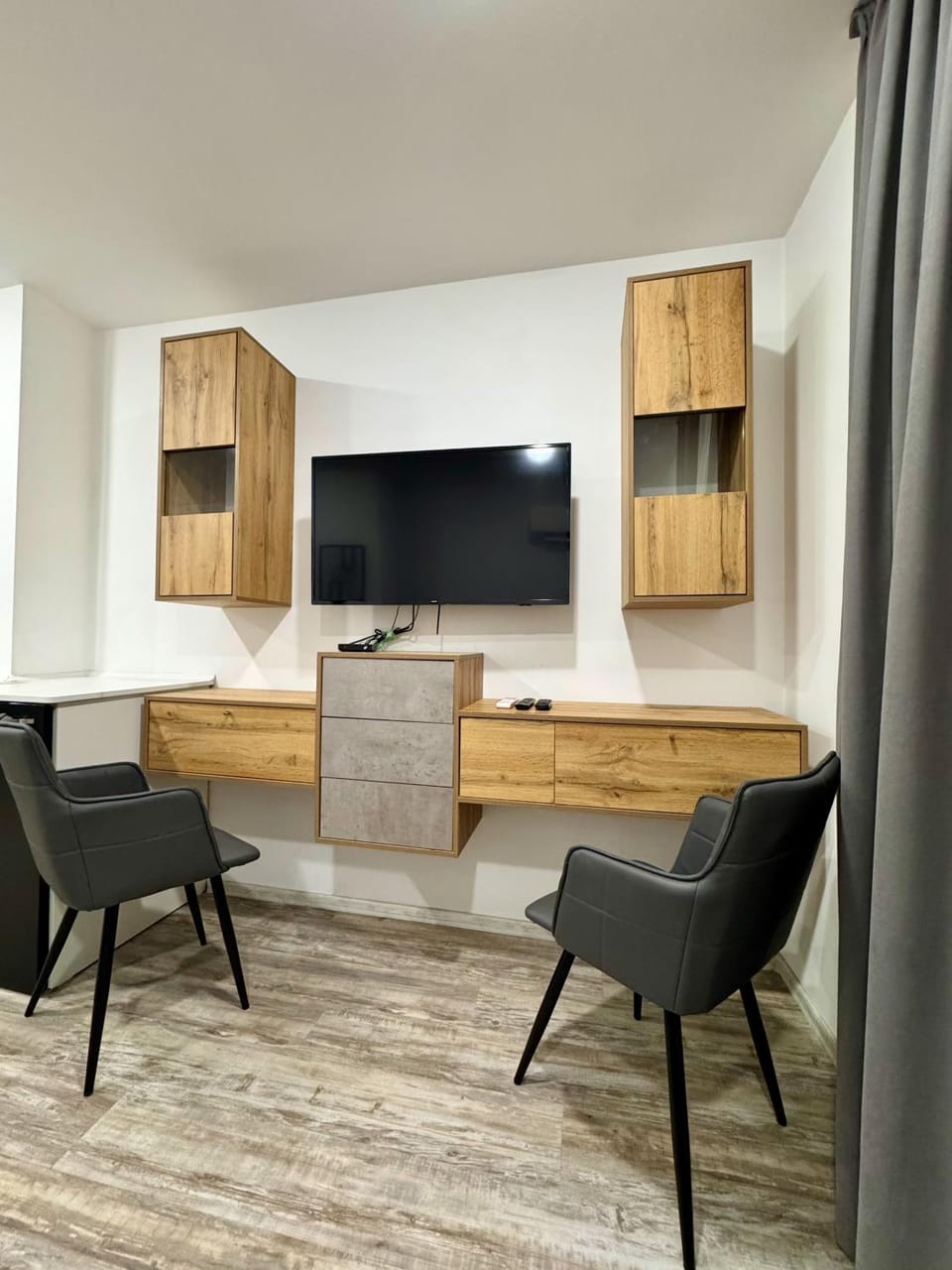 Communal lounge/ TV room, TV and multimedia, Living room, Seating area, Evening entertainment