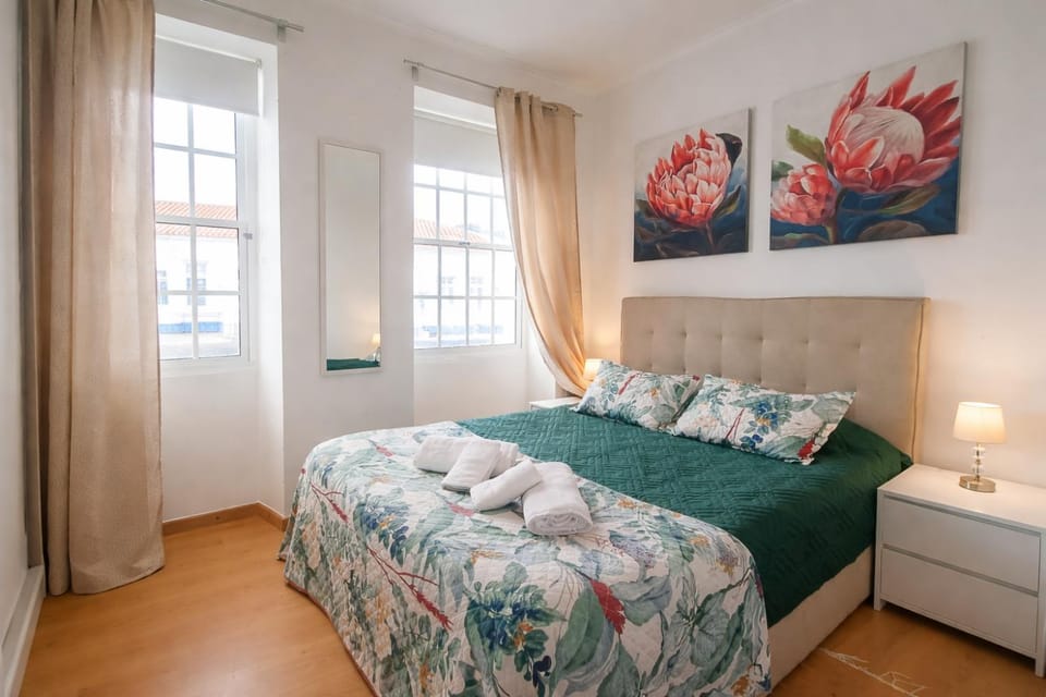 Bed, Bedroom, towels, wardrobe
