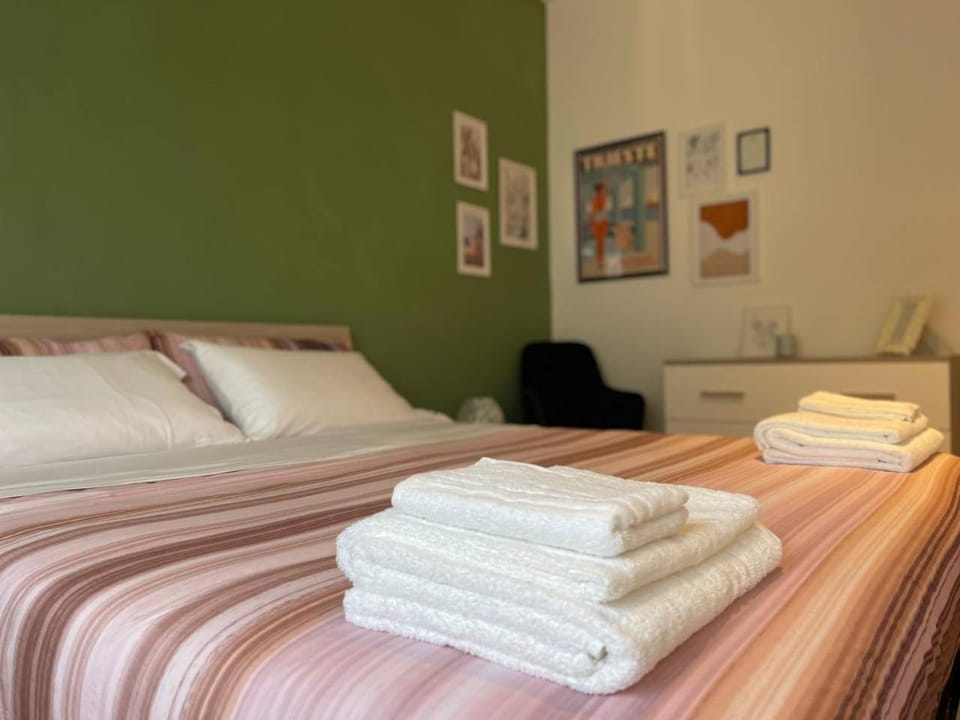 Bed, Bedroom, towels