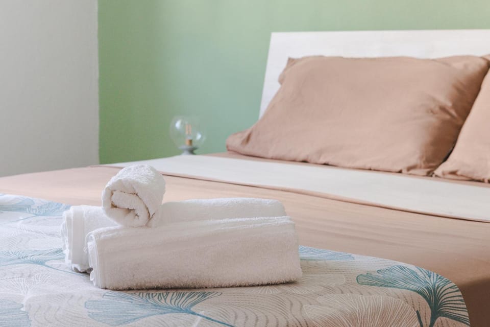 Bed, towels