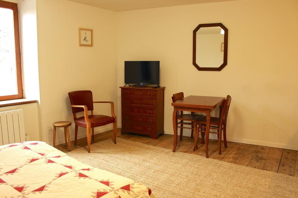 TV and multimedia, Seating area, Dining area, storage