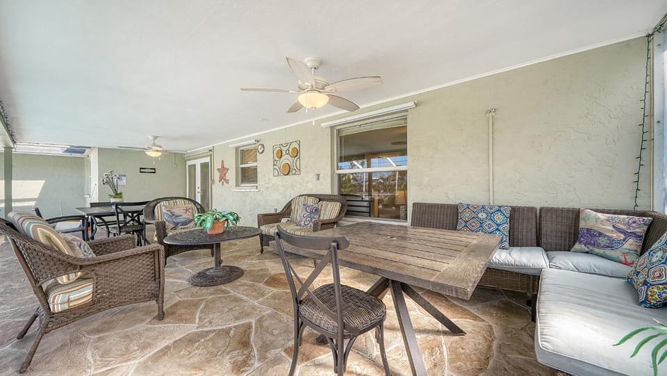 Short Walk to Beach, Restaurants, Bars, Fun & More House in Florida