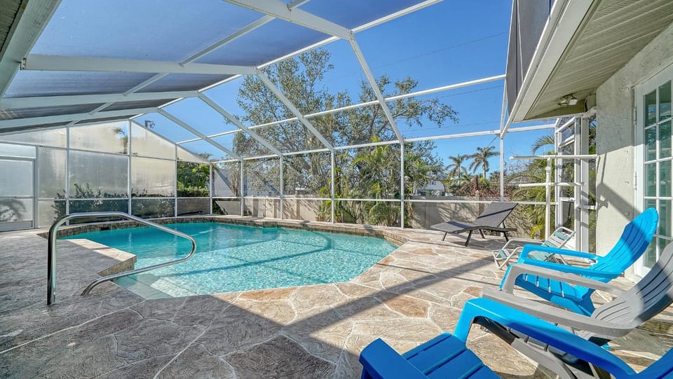 Short Walk to Beach, Restaurants, Bars, Fun & More House in Florida