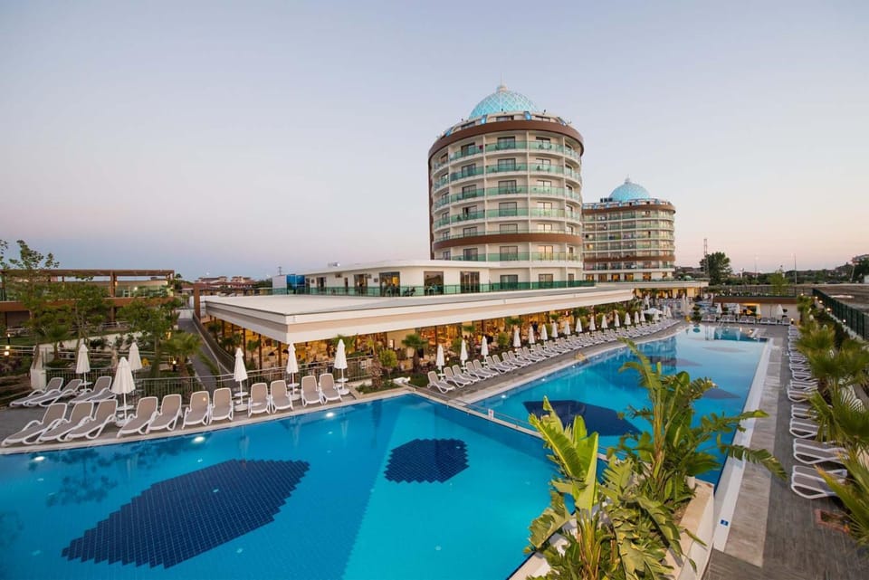 Property building, Day, Pool view, Swimming pool