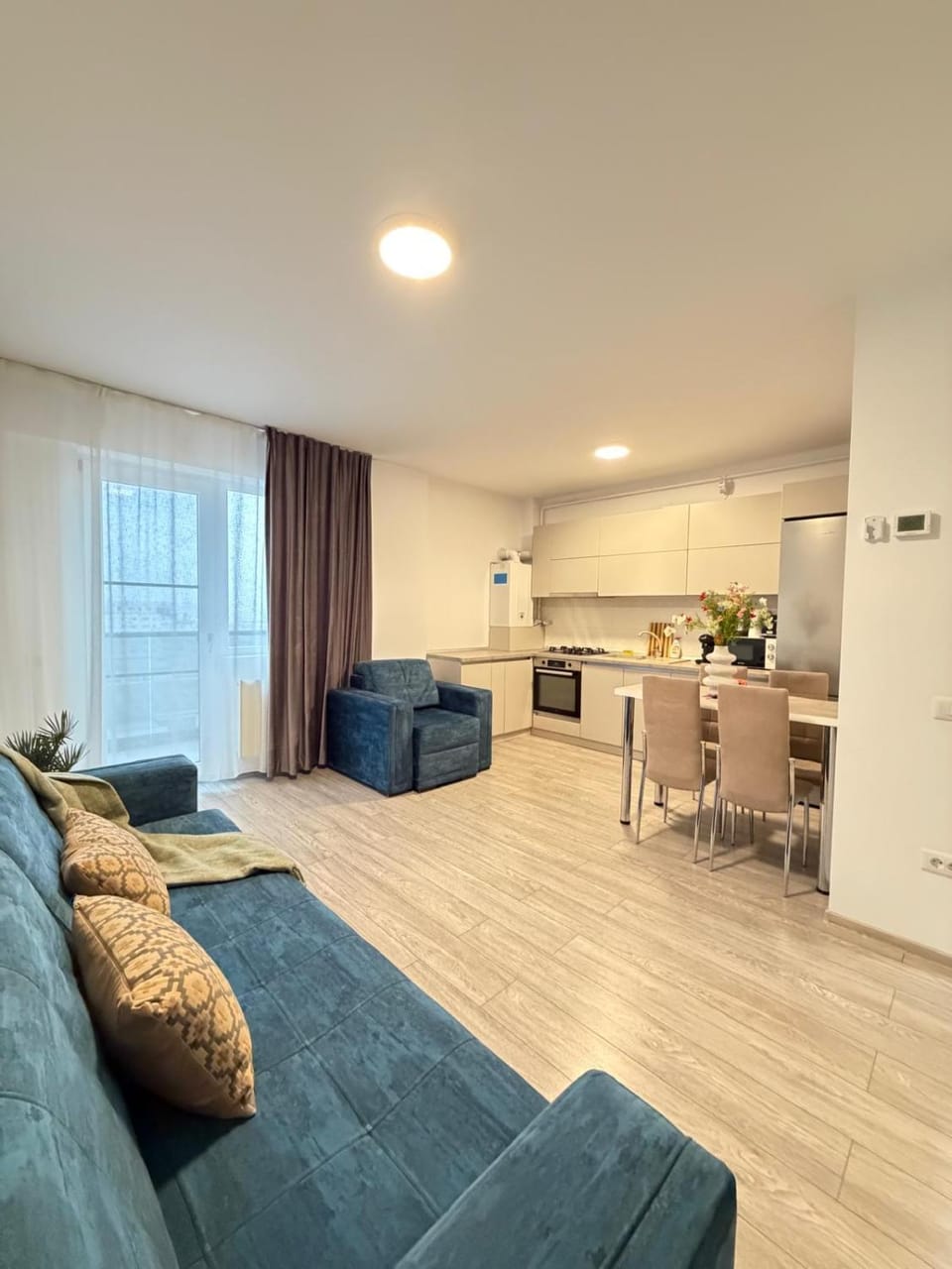 Kitchen or kitchenette, Living room, Seating area, Dining area