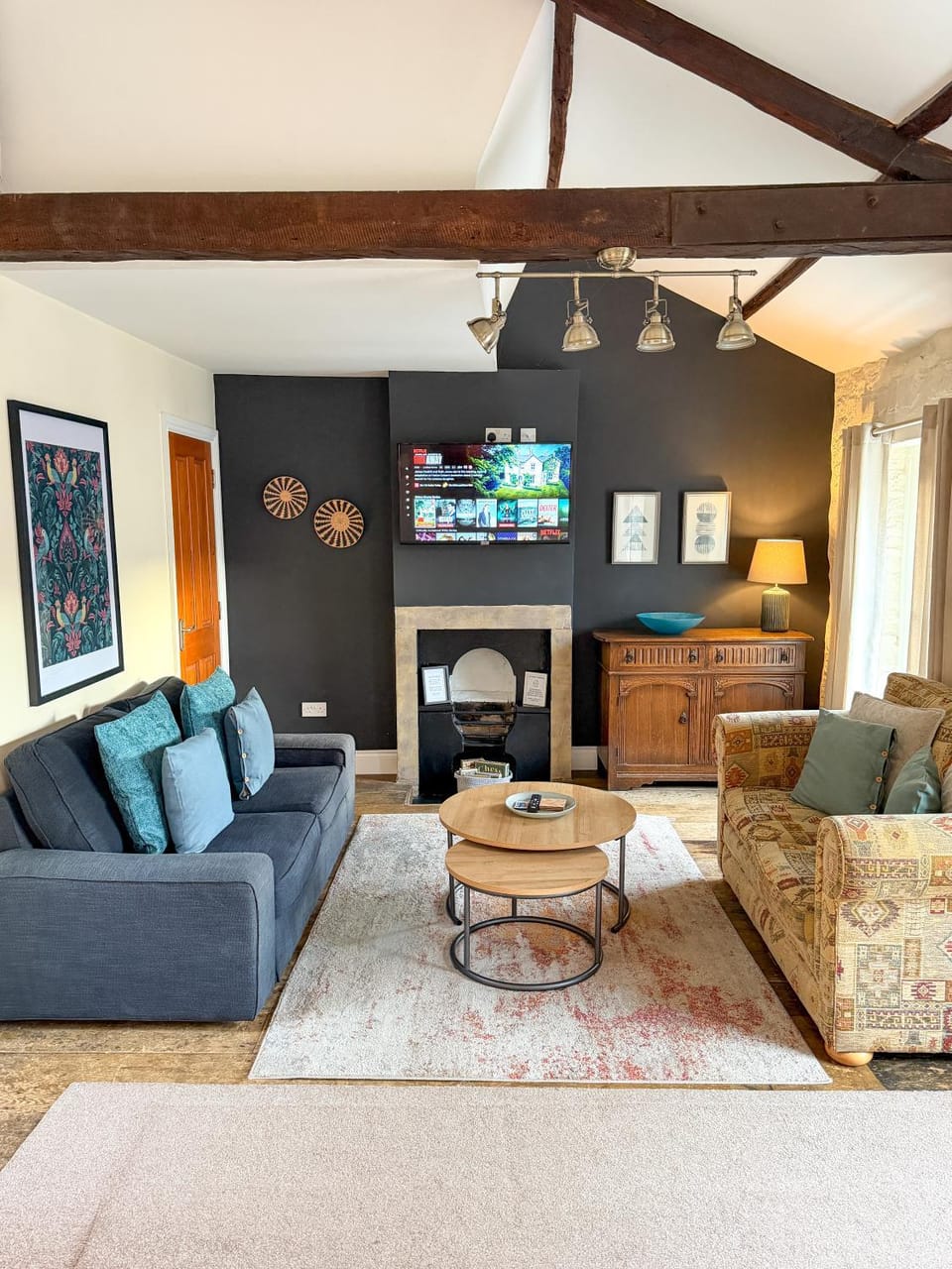 Penthouse Retreat - 2 bed flat, sleeps 4 - Brampton Town Centre, Hadrians Wall Apartment in Brampton