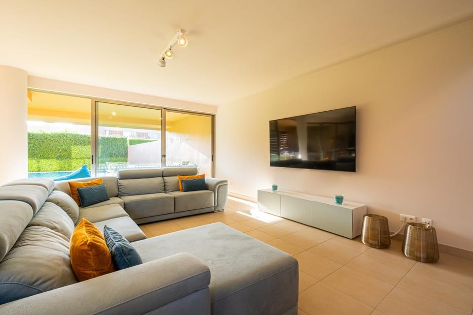 Communal lounge/ TV room, TV and multimedia, Living room, Seating area, Evening entertainment