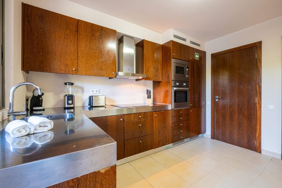Coffee/tea facilities, Kitchen or kitchenette, oven, stove, toaster