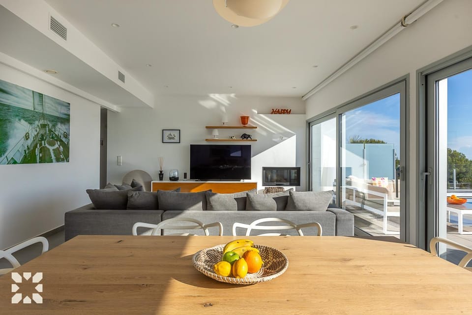 Natural landscape, TV and multimedia, Living room, Seating area, Dining area, Sea view