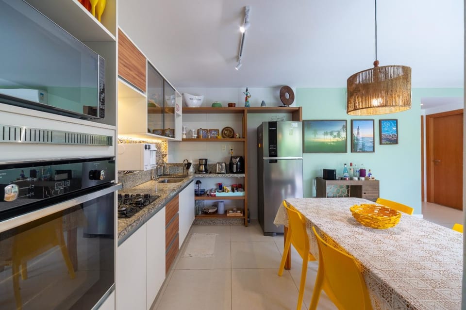 Coffee/tea facilities, Kitchen or kitchenette, Dining area, oven, stove