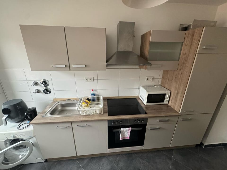 Kitchen or kitchenette, oven, stove, washing machine