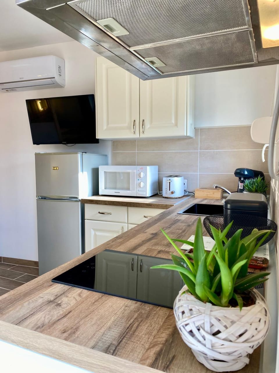 Kitchen or kitchenette, oven