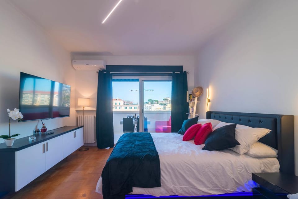 Photo of the whole room, Bedroom