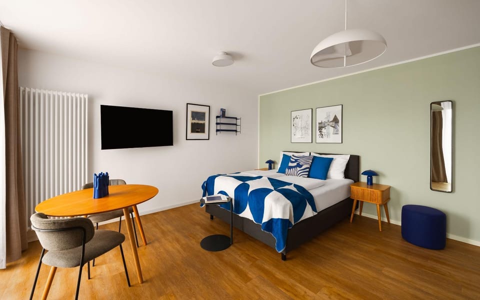 Bed, Dining area, Bedroom