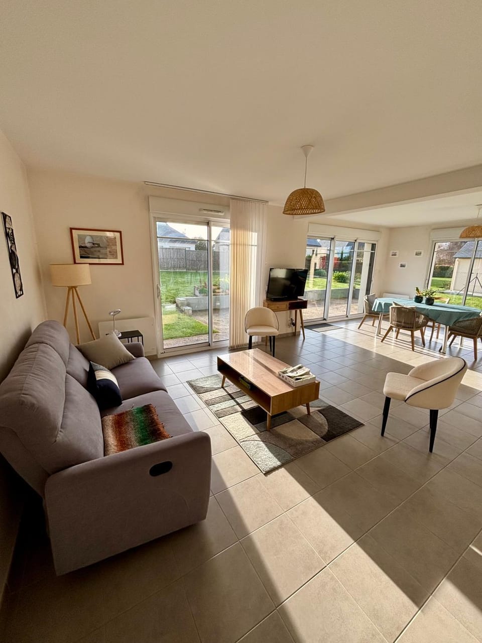 Living room, Seating area, Dining area