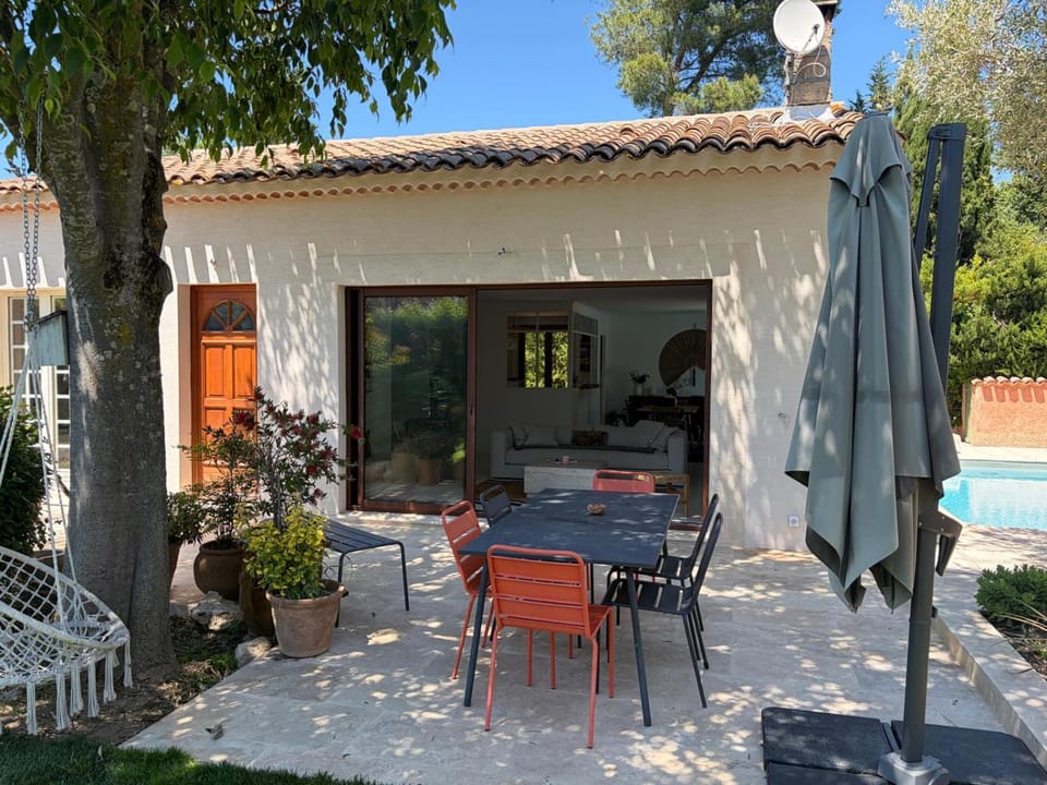 Garden, Dining area, Pool view