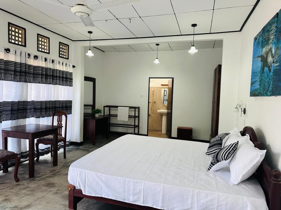 Restaurant/places to eat, Bed, Bedroom, Lake view, air conditioner
