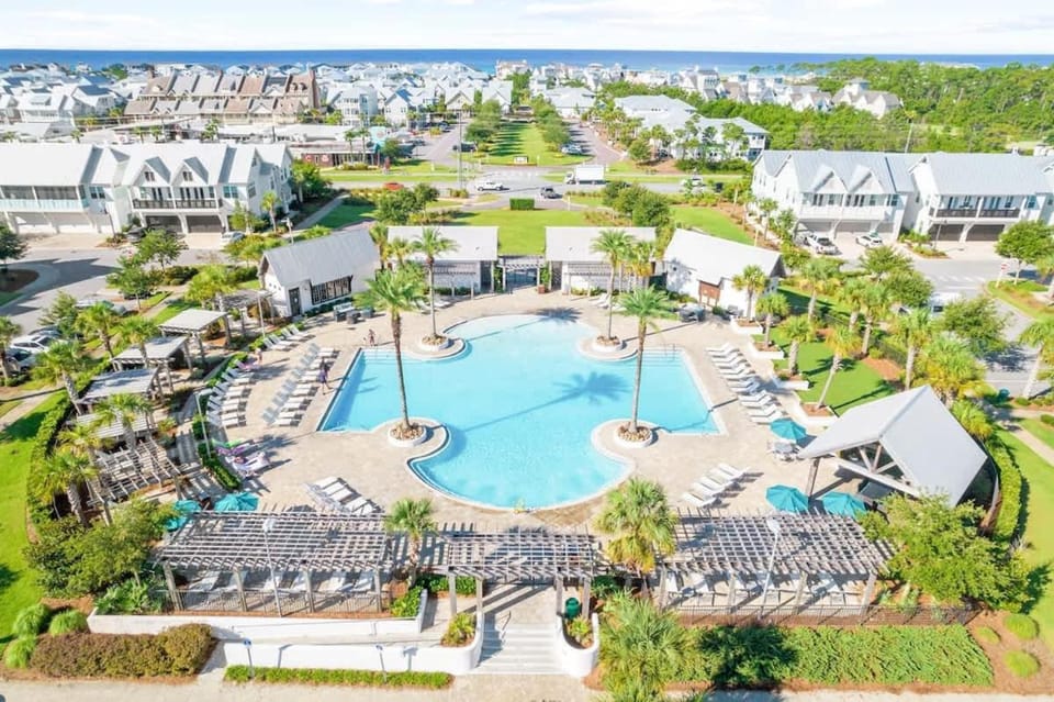 SunBurns by Stay on 30A- Pool, Bikes, Golf Cart House in South Walton County