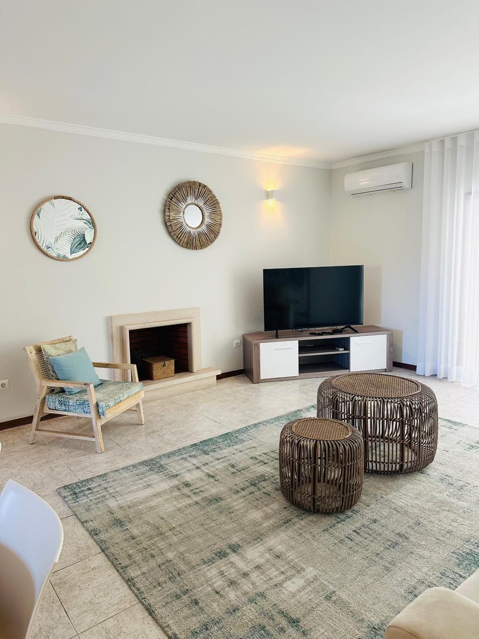 Communal lounge/ TV room, TV and multimedia, Living room, Seating area, Evening entertainment, air conditioner