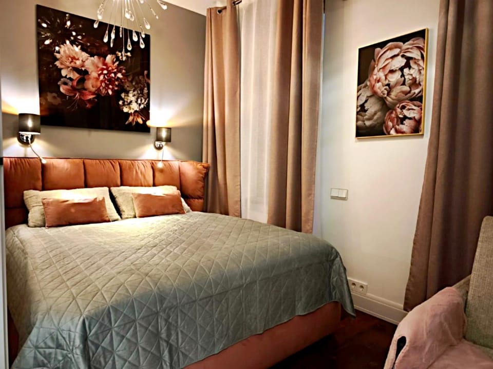 Bed, Photo of the whole room, Decorative detail, Bedroom
