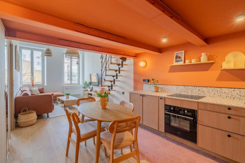 Kitchen or kitchenette, Dining area