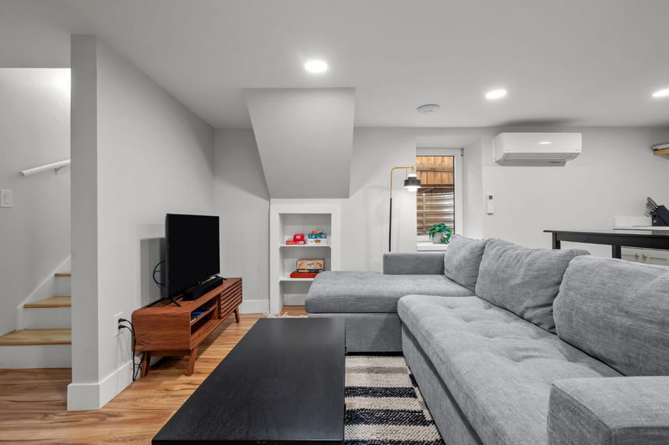 Cozy Dog-Friendly Unit with Parking Near Broadway Apartment in Denver