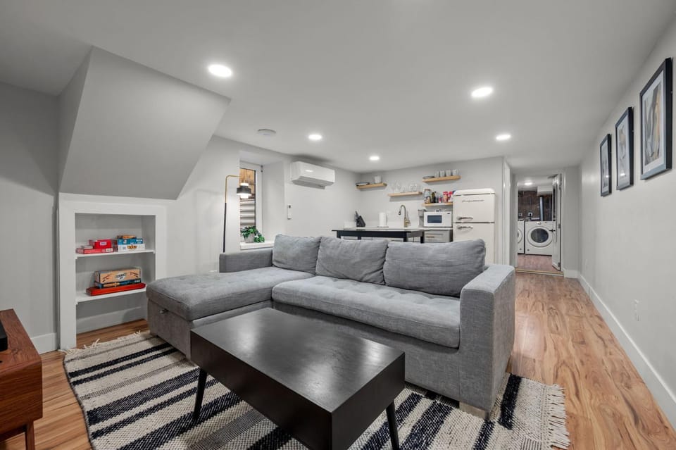 Cozy Dog-Friendly Unit with Parking Near Broadway Apartment in Denver