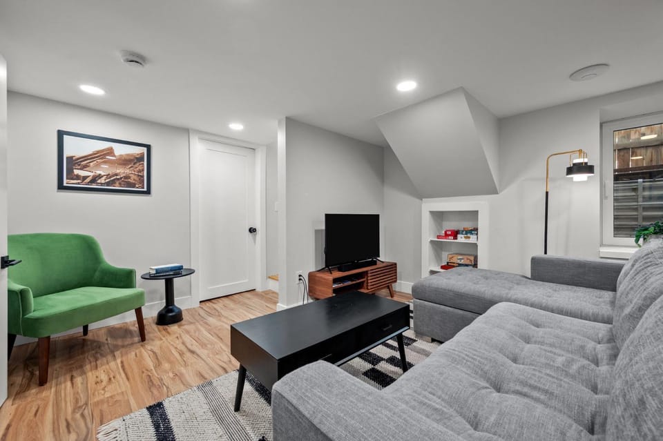Cozy Dog-Friendly Unit with Parking Near Broadway Apartment in Denver