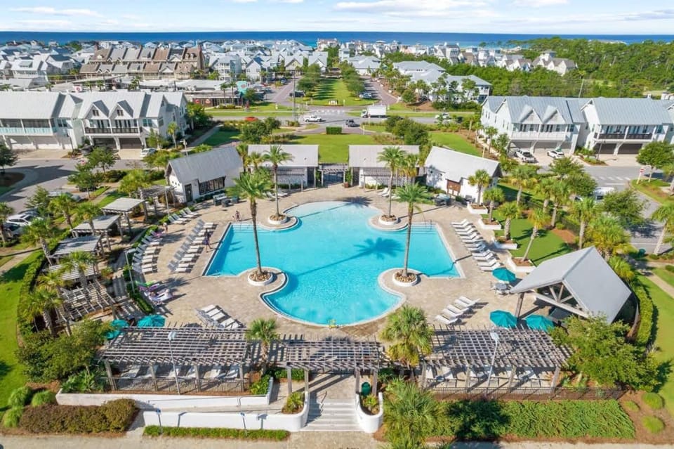 Swept Away by Stay on 30A- Pool, Bikes, Golf Cart House in South Walton County