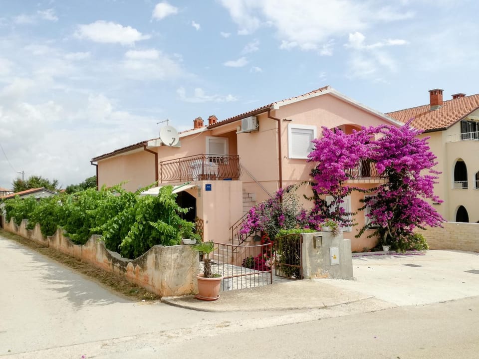 Facade/entrance, Garden, Balcony/Terrace