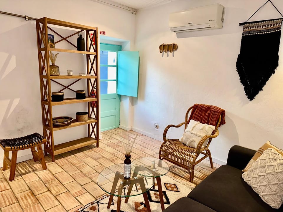 TV and multimedia, Living room, Seating area, air conditioner