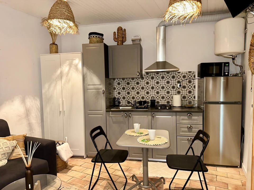 Coffee/tea facilities, Kitchen or kitchenette, Living room, Dining area, stove