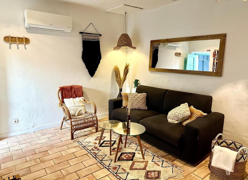 Living room, Seating area, air conditioner
