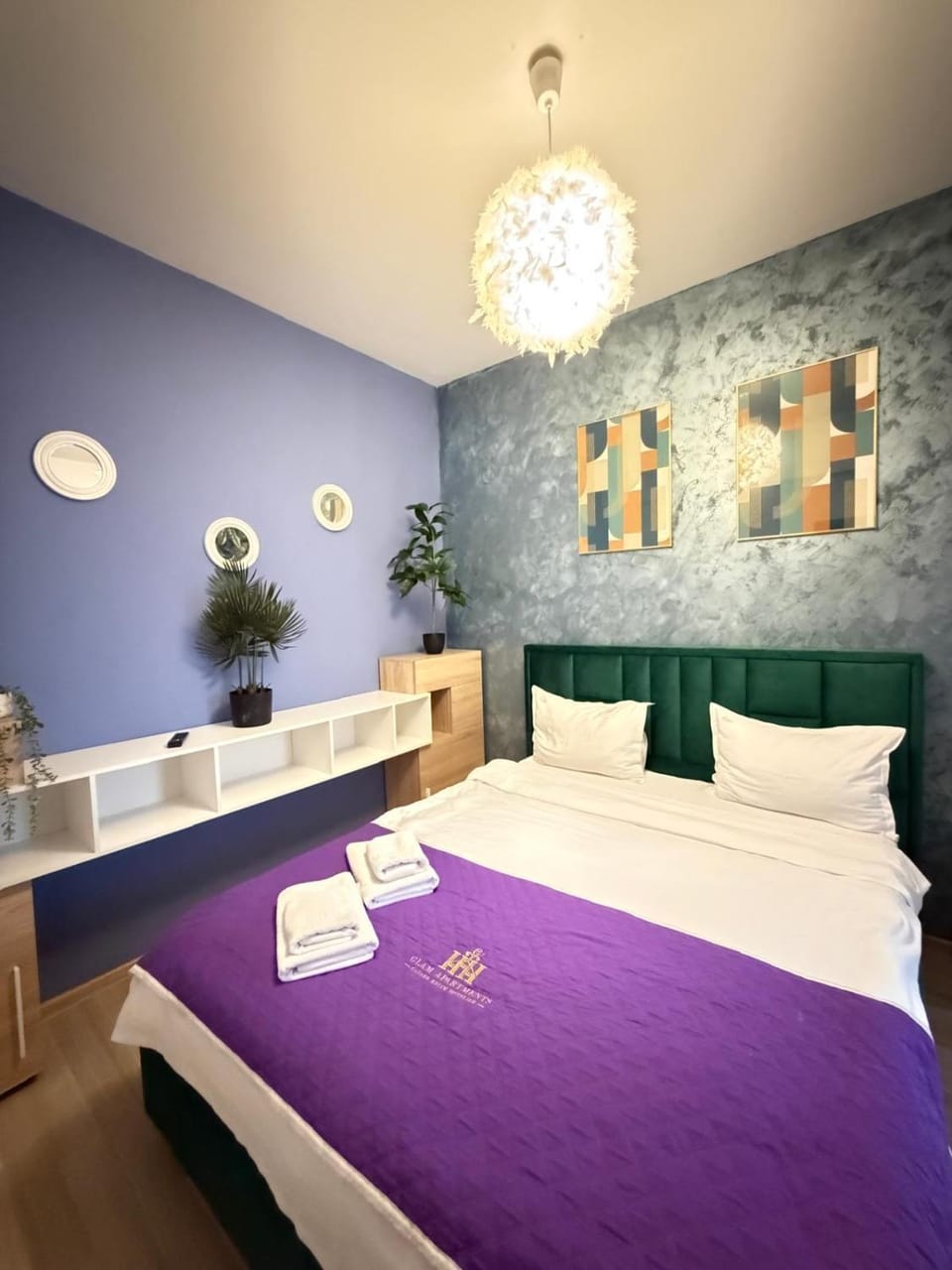 Bed, Photo of the whole room, Bedroom, towels