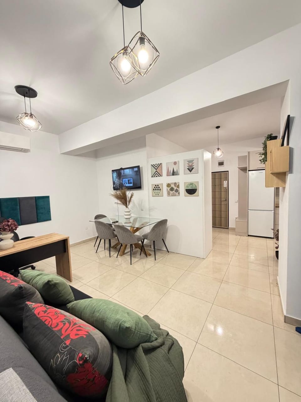 TV and multimedia, Kitchen or kitchenette, Living room, Seating area, Dining area, oven