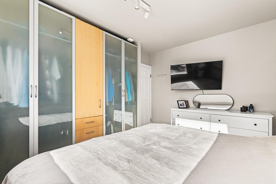 Bed, TV and multimedia, Photo of the whole room, Bedroom