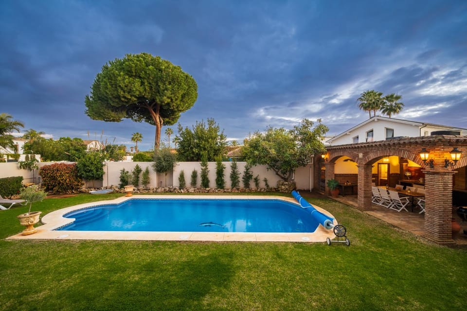 Property building, Natural landscape, Garden, Pool view, Swimming pool, sunbed