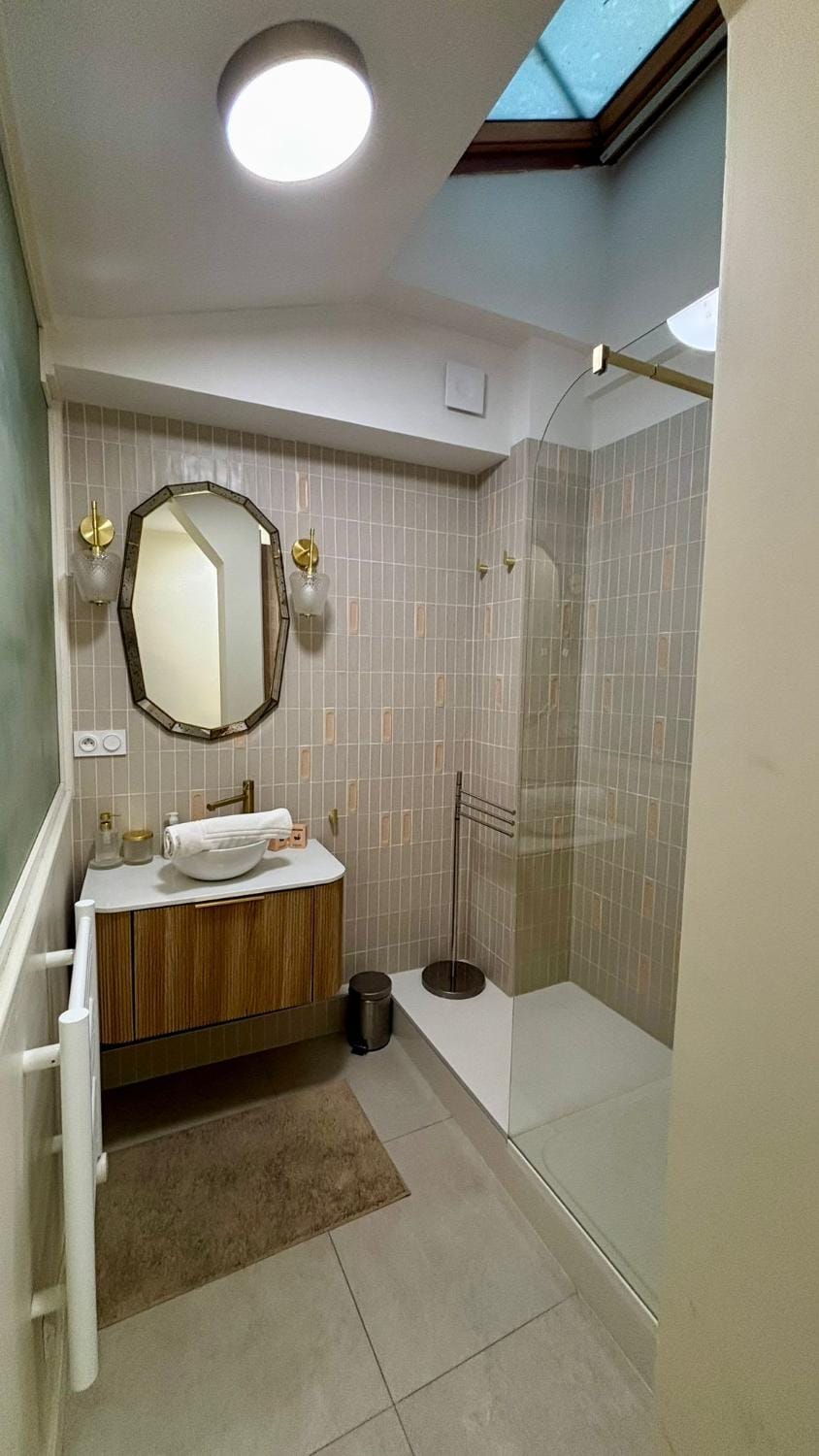 Shower, Toilet, Bathroom, towels