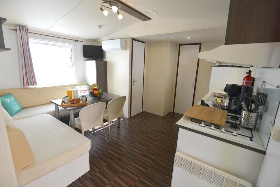 TV and multimedia, Kitchen or kitchenette, Living room, Seating area, Dining area, stove, kitchen, air conditioner