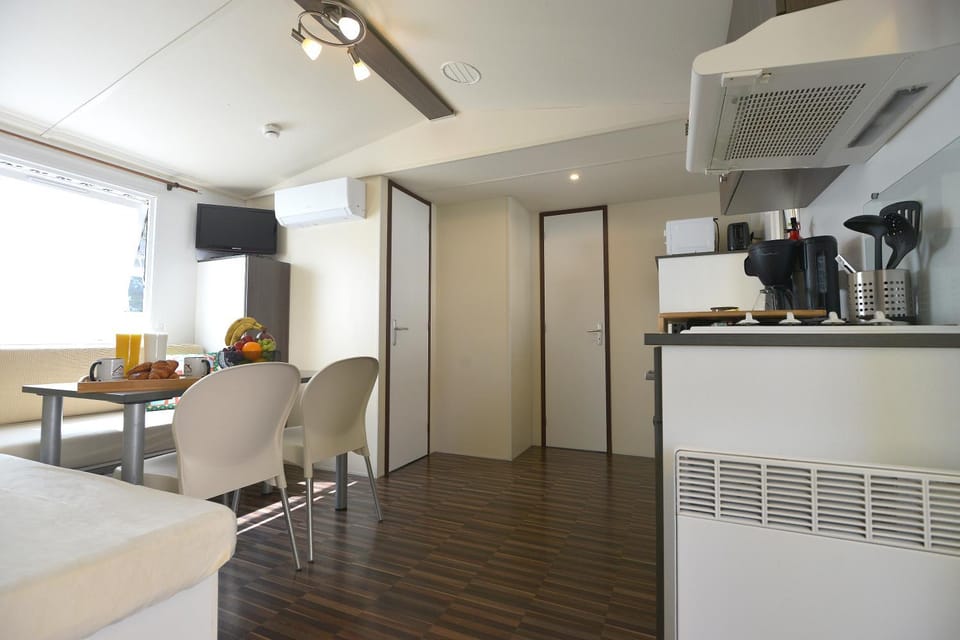 TV and multimedia, Kitchen or kitchenette, Living room, Seating area, Dining area, internet, kitchen, air conditioner