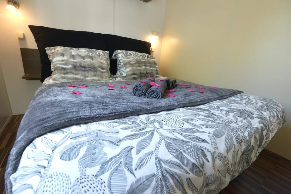 Bed, Bedroom, towels