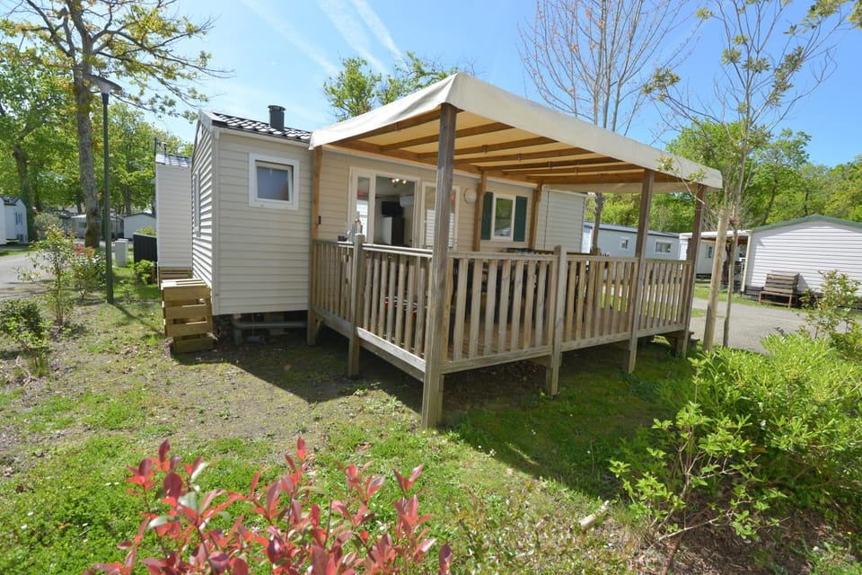 Property building, Patio, Seating area, Dining area, Garden view