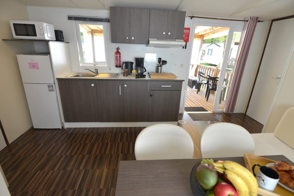 Coffee/tea facilities, Kitchen or kitchenette, microwave, stove, kitchen