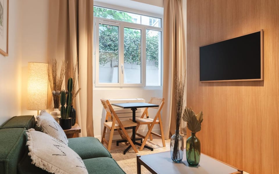 Apartment center of Paris with terrace by Studio Prestige Apartment in Paris