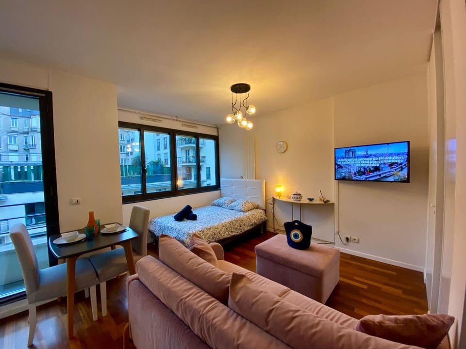 Bed, TV and multimedia, Photo of the whole room, Bedroom