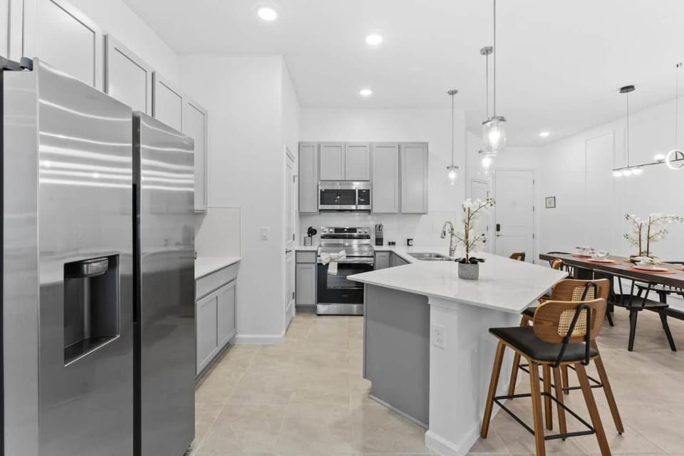 Lux 5BR Home, Game Room, 4 Suites & Private Pool House in Orlando