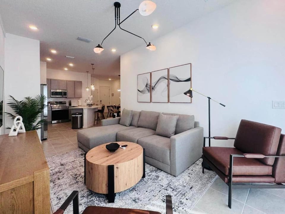 Lux 5BR Home, Game Room, 4 Suites & Private Pool House in Orlando